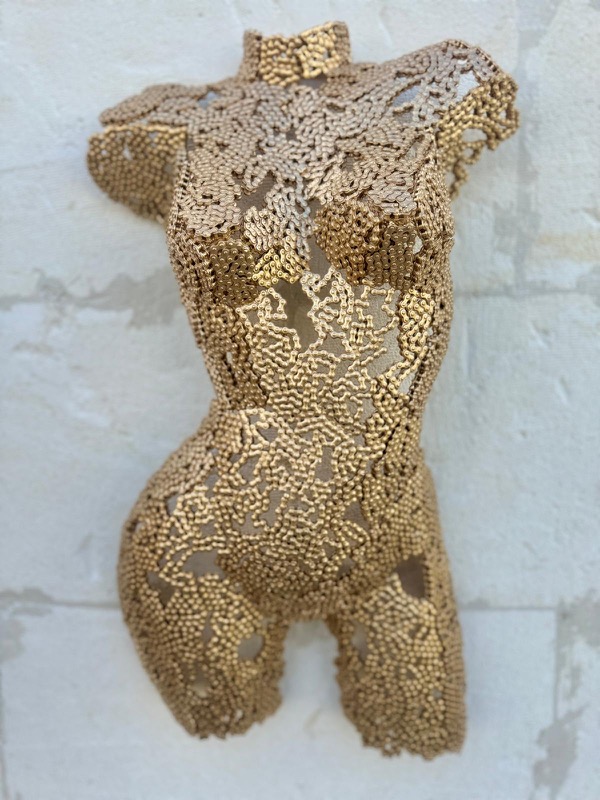 Demi-buste métal chaîne dorée Clémence – sculpture déco en métal, vue 1, fabrication artisanale design