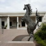 Cheval cabré en triangles métal