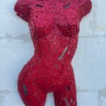 Demi-buste femme en chaîne rouge Eva – sculpture déco en métal, vue 3, fabrication artisanale design