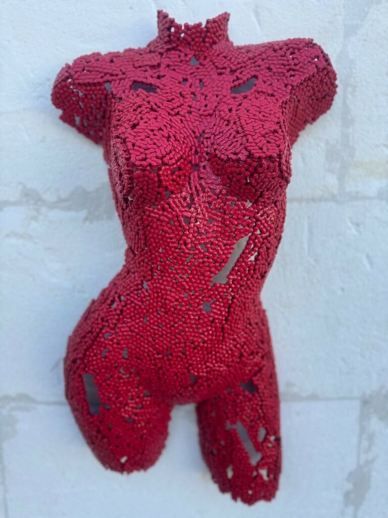 Demi-buste femme en chaîne rouge Eva – sculpture déco en métal, vue 3, fabrication artisanale design