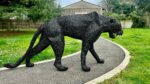 Panthère noire en écrous, sculpture contemporaine artisanale vue 4