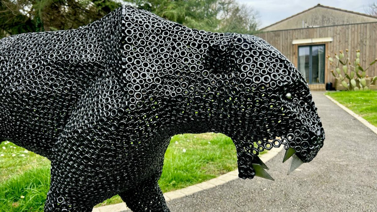 Panthère noire en écrous, sculpture contemporaine artisanale vue 5