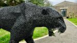 Panthère noire en écrous, sculpture contemporaine artisanale vue 5