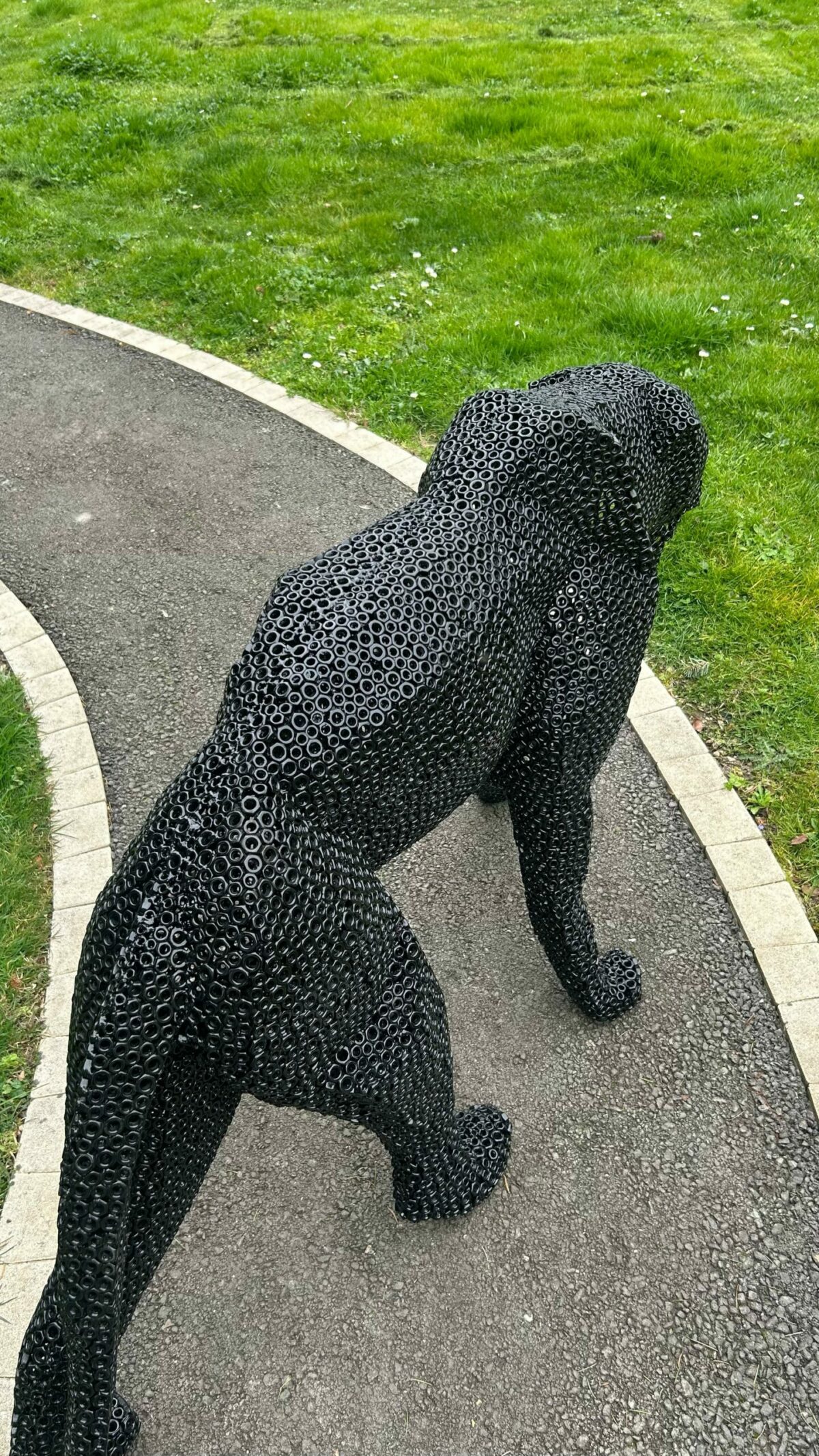 Panthère noire en écrous, sculpture contemporaine artisanale vue 6