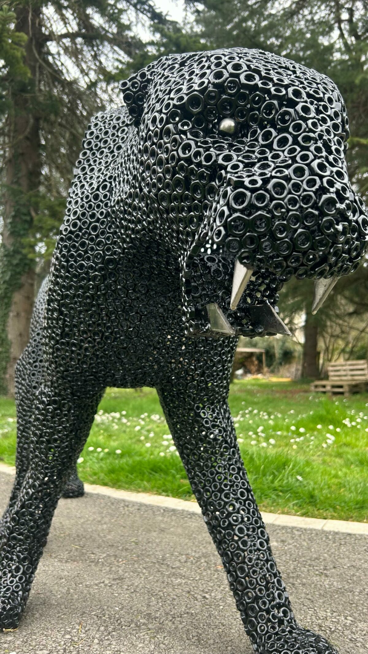 Panthère noire en écrous, sculpture contemporaine artisanale vue 7
