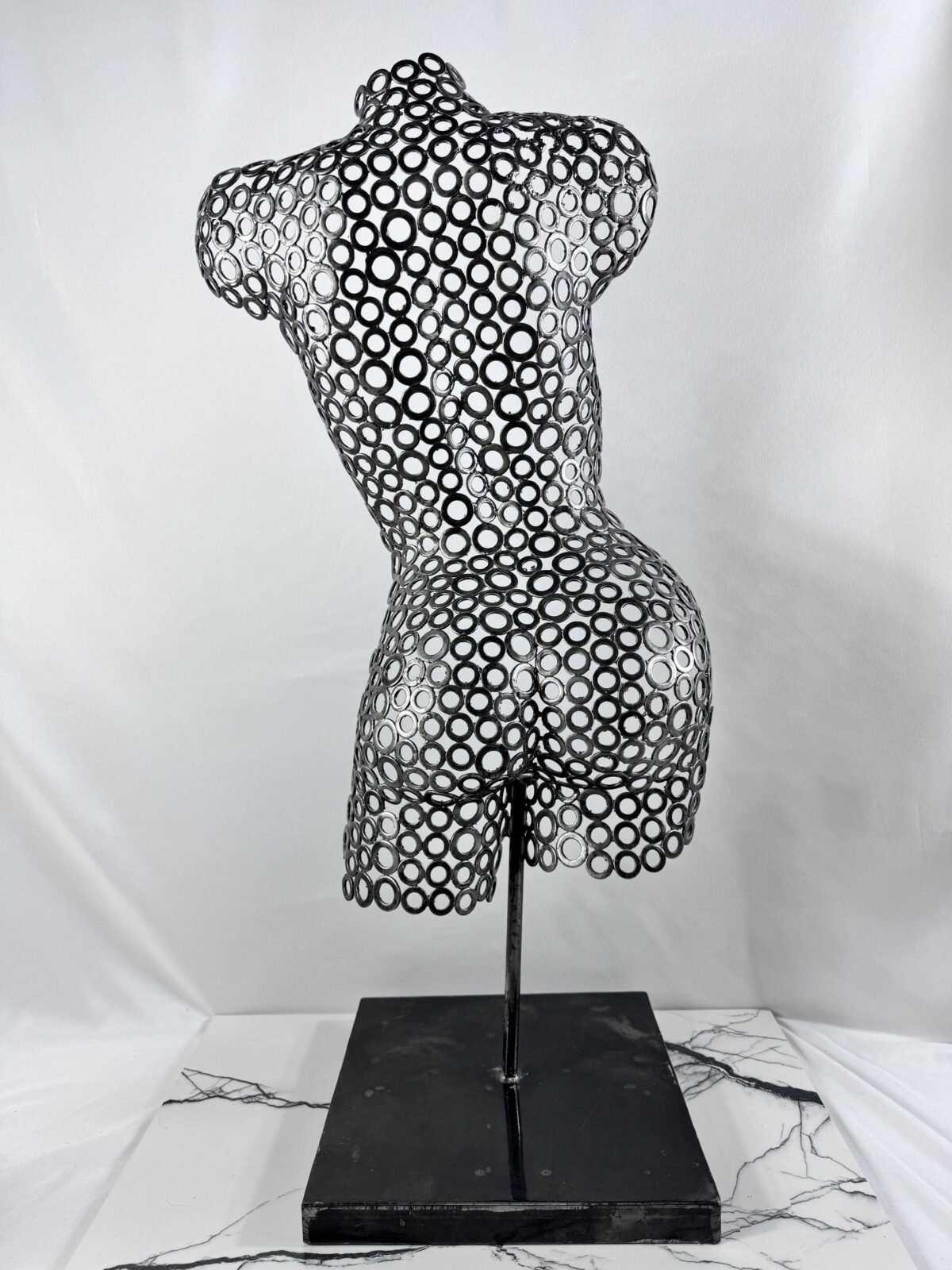 Demi-buste dos femme en rondelles Elsa – sculpture déco en métal, vue 1, fabrication artisanale design