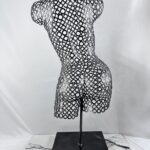 Demi-buste dos femme en rondelles Elsa – sculpture déco en métal, vue 1, fabrication artisanale design