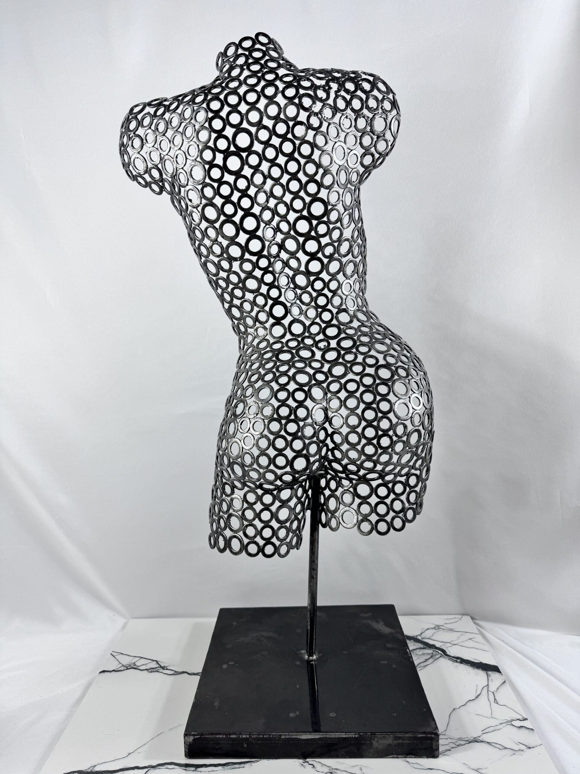 Demi-buste dos femme en rondelles Elsa – sculpture déco en métal, vue 1, fabrication artisanale design