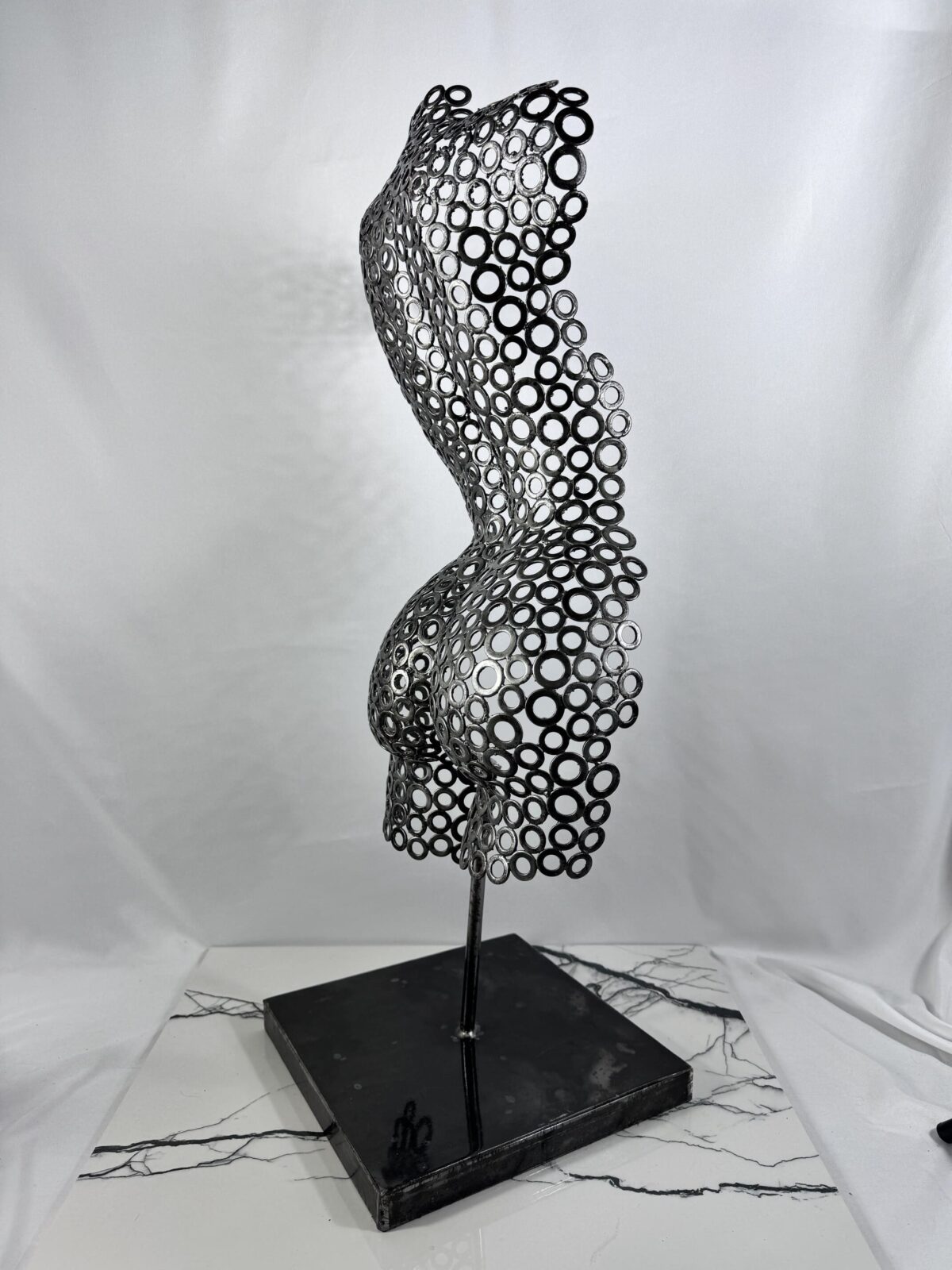 Demi-buste dos femme en rondelles Elsa – sculpture déco en métal, vue 2, fabrication artisanale design