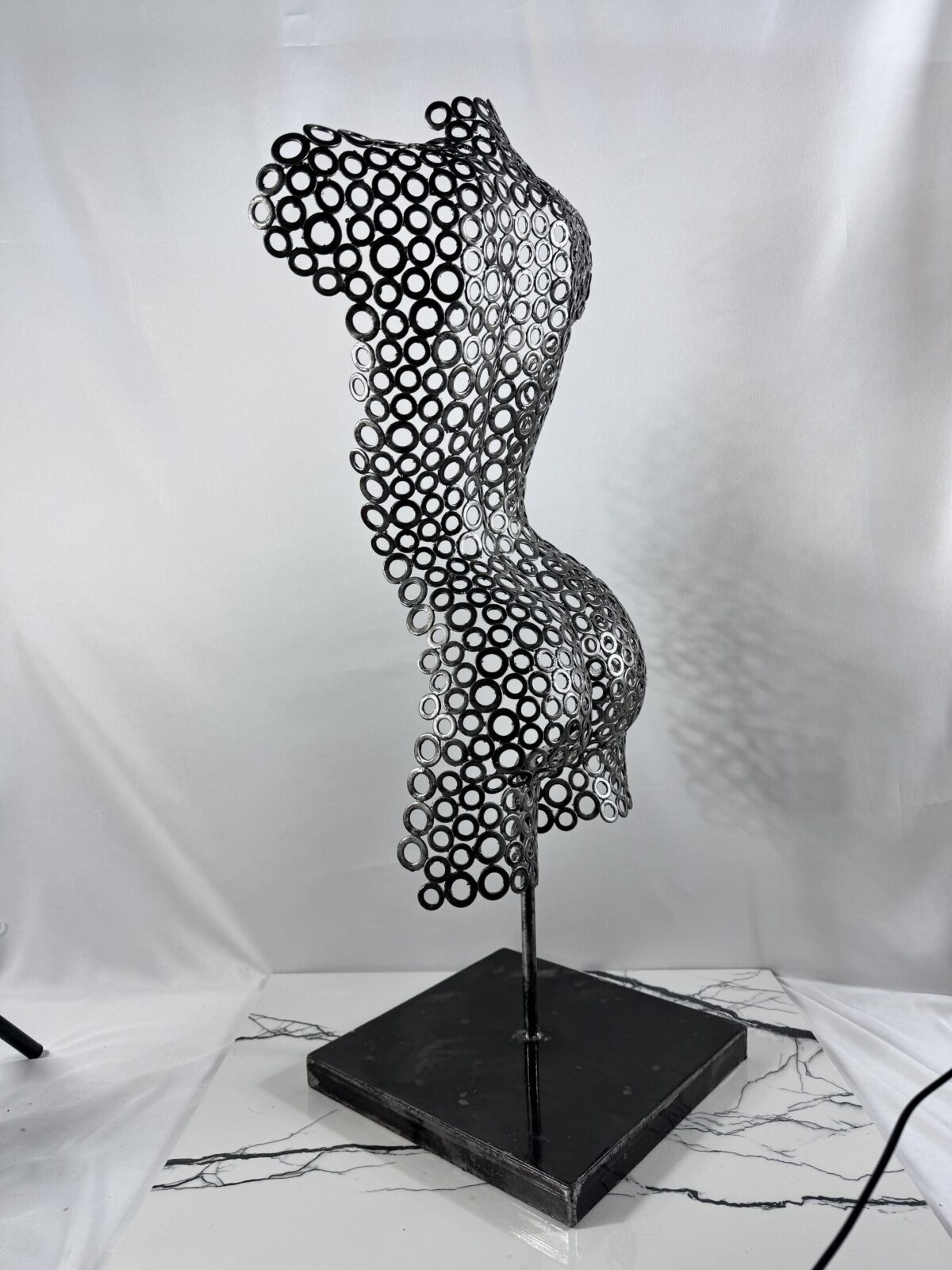 Demi-buste dos femme en rondelles Elsa – sculpture déco en métal, vue 3, fabrication artisanale design