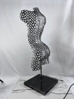 Demi-buste dos femme en rondelles Elsa – sculpture déco en métal, vue 3, fabrication artisanale design