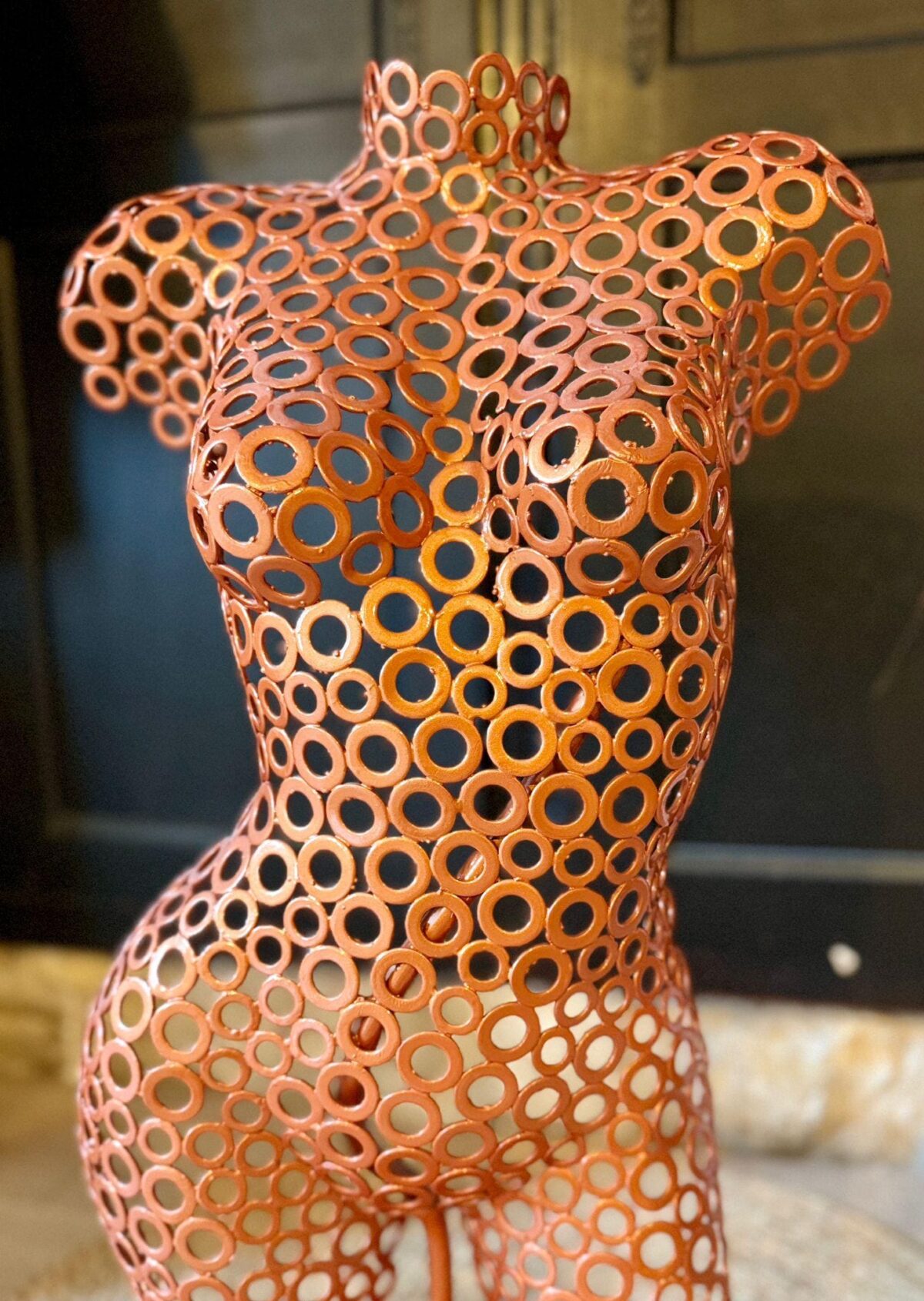 Demi-buste femme en rondelles Victoire – sculpture déco en métal, vue 1, fabrication artisanale design