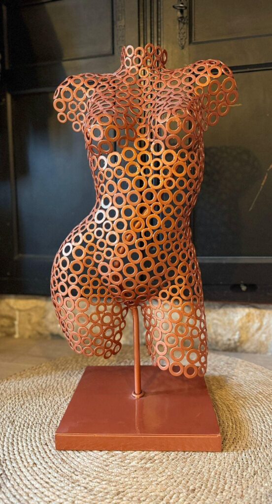 Demi-buste femme en rondelles Victoire – sculpture déco en métal, vue 2, fabrication artisanale design