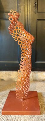 Demi-buste femme en rondelles Victoire – sculpture déco en métal, vue 3, fabrication artisanale design