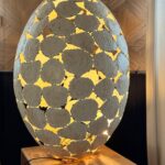 Oeuf en plaques de métal blanc