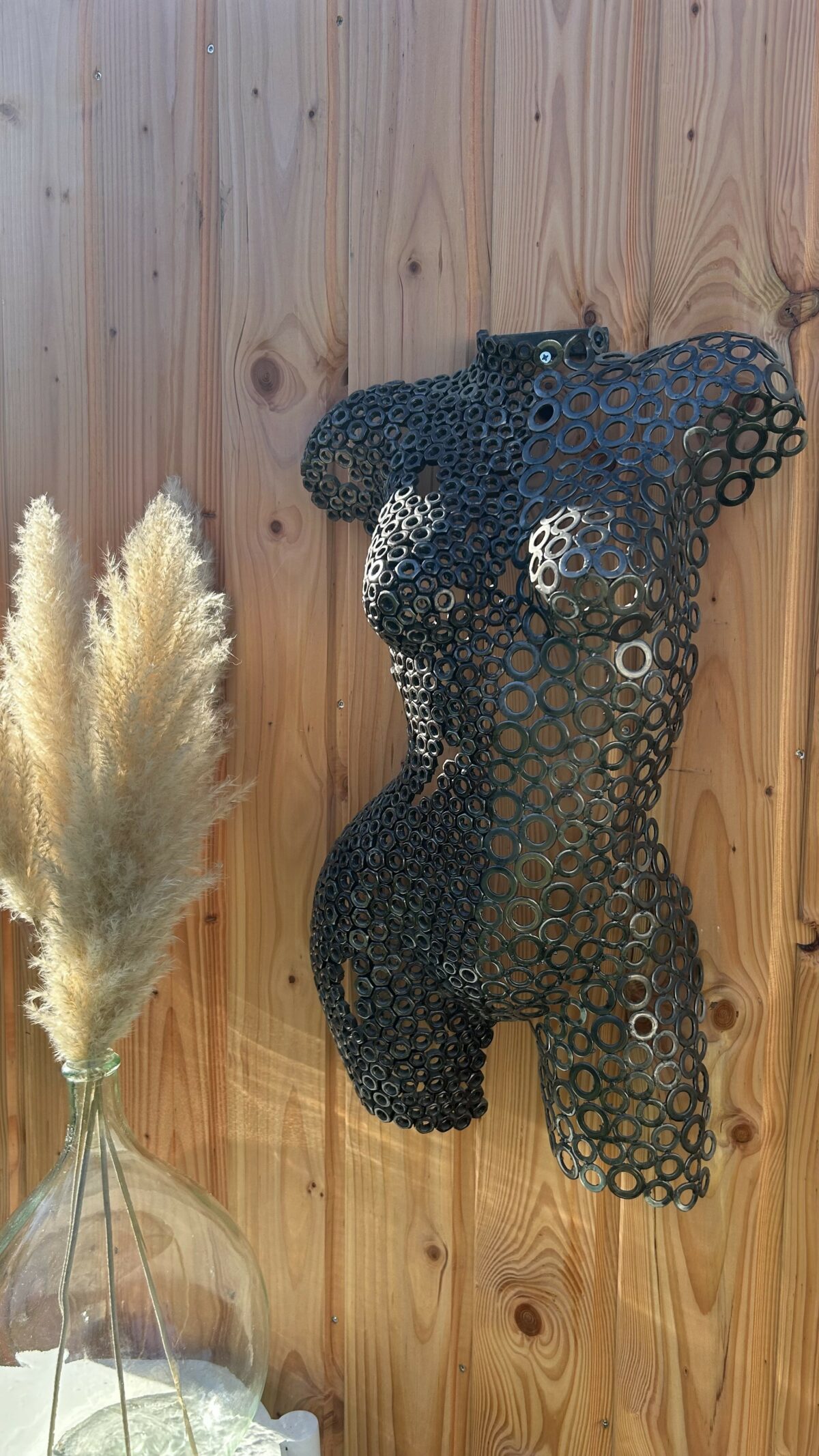 Demi-buste écrous-rondelles Capucine – sculpture déco en métal, vue 2, fabrication artisanale design