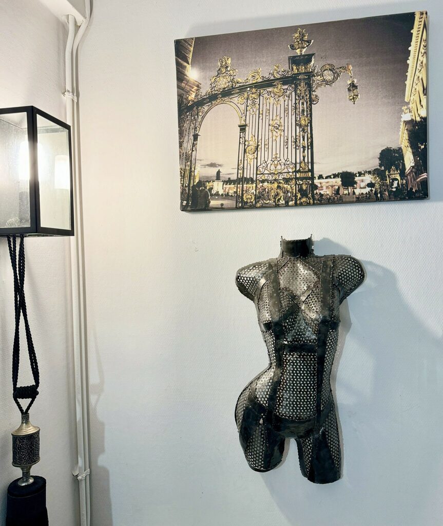 Demi-buste avec lanières métal Gina – sculpture déco en métal, vue 1, fabrication artisanale design