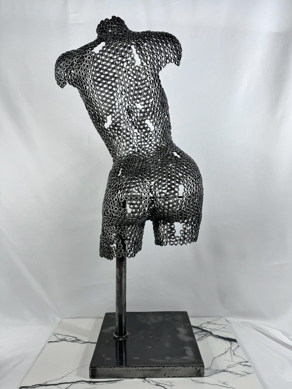 Demi-buste métal sur pied Olivia – sculpture déco en métal, vue 1, fabrication artisanale design