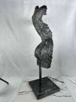Demi-buste métal sur pied Olivia – sculpture déco en métal, vue 2, fabrication artisanale design