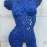 Demi-buste métal bleu chaîne France – sculpture déco en métal, vue 2, fabrication artisanale design