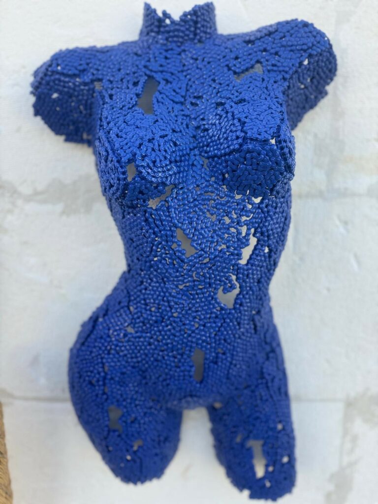 Demi-buste métal bleu chaîne France – sculpture déco en métal, vue 2, fabrication artisanale design