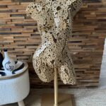 Buste de femme chaîne dorée sur pied Anaïs – sculpture décorative artisanale en métal pour intérieur design