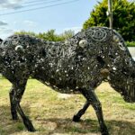 Taureau en pièces mécaniques, oeuvre imposante et industrielle vue 3