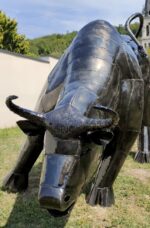 Taureau noir en métal, statue puissante et stylisée vue 4