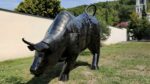 Taureau noir en métal, statue puissante et stylisée vue 5