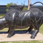 Taureau noir en métal, statue puissante et stylisée vue 6