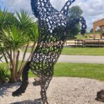 Cheval cabré en métal en fers à cheval