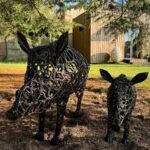 Sanglier en chaîne, métal forgé à la main, sculpture sauvage vue 2