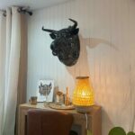 Tête de taureau en pièces mécaniques, oeuvre murale brute vue 2