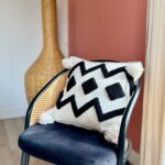 Housse de coussin brodée noire