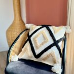 Housse de coussin brodée losange écru