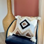 Housse de coussin brodée losange noir