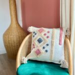 Housse de coussin brodée rose et bleue