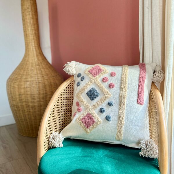 Housse de coussin brodée rose et bleue