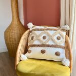 Housse de coussin brodée marron et écru