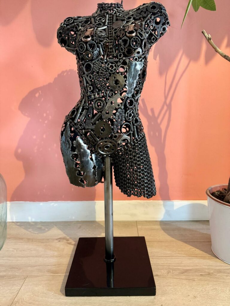 Buste de femme en pièces recyclées métal Chloé – sculpture déco en métal, vue 2, fabrication artisanale design