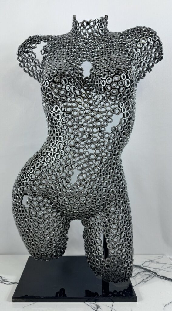 Demi-buste femme écrous sur socle Elise – sculpture déco en métal, vue 1, fabrication artisanale design