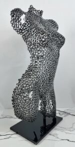 Demi-buste femme écrous sur socle Elise – sculpture déco en métal, vue 3, fabrication artisanale design