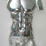 buste en métal d'un homme avec jeans pour déco murale vue 3