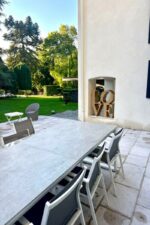 love en métal doré dans un jardin à Lyon