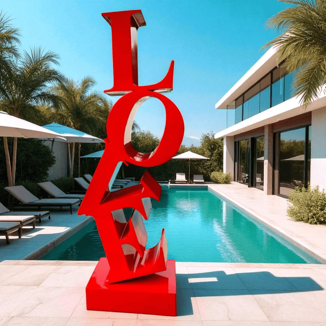 Sculpture LOVE verticale rouge installée au bord d’une piscine d'une villa de la cote d'azur