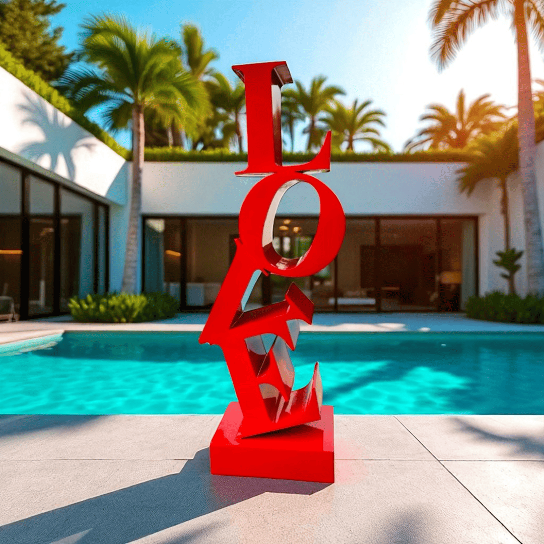 "Sculpture LOVE verticale rouge installée au bord d’une piscine avec villa moderne en fond, parfaite pour une décoration extérieure contemporaine
