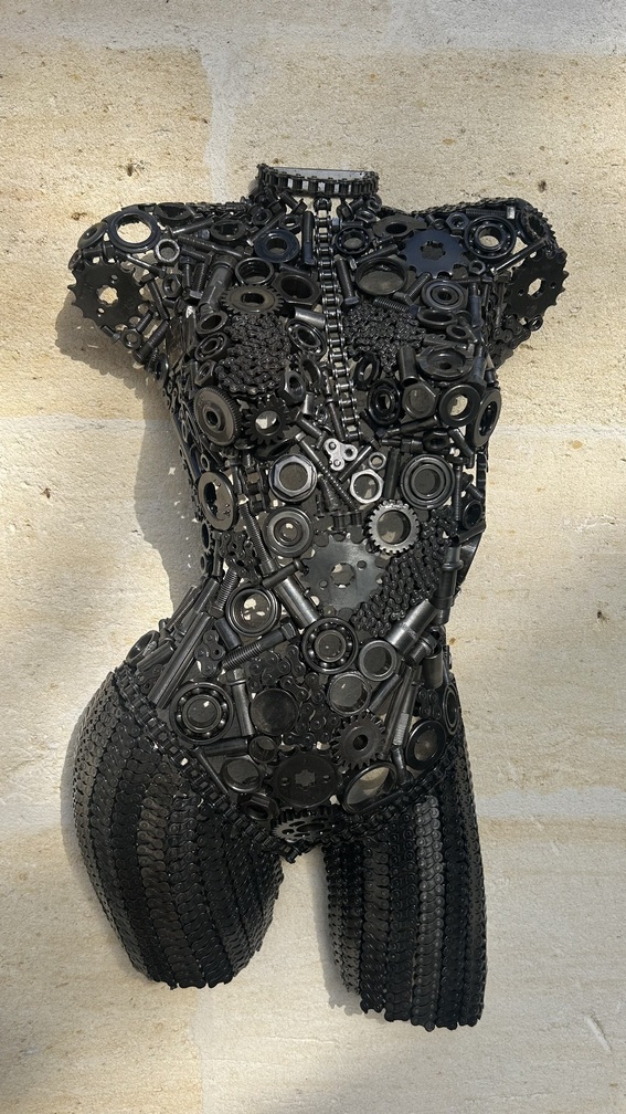 Demi-buste métal et chaîne Aurélie 2 – sculpture déco en métal, vue 1, fabrication artisanale design