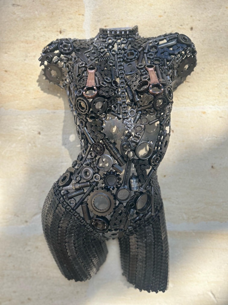 Demi-buste en métal pièces mécaniques Aurélie – sculpture déco en métal, vue 2, fabrication artisanale design