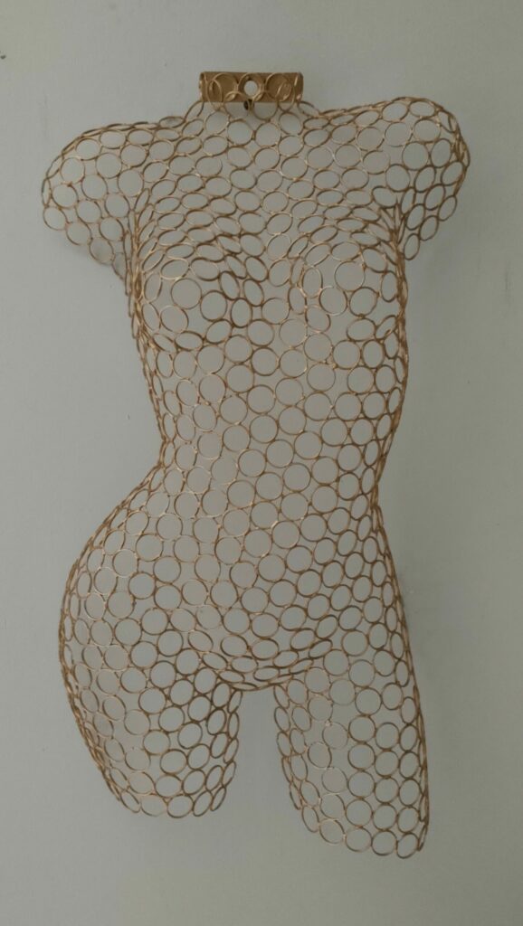 Demi-buste anneaux métal Aurore – sculpture déco en métal, vue 1, fabrication artisanale design