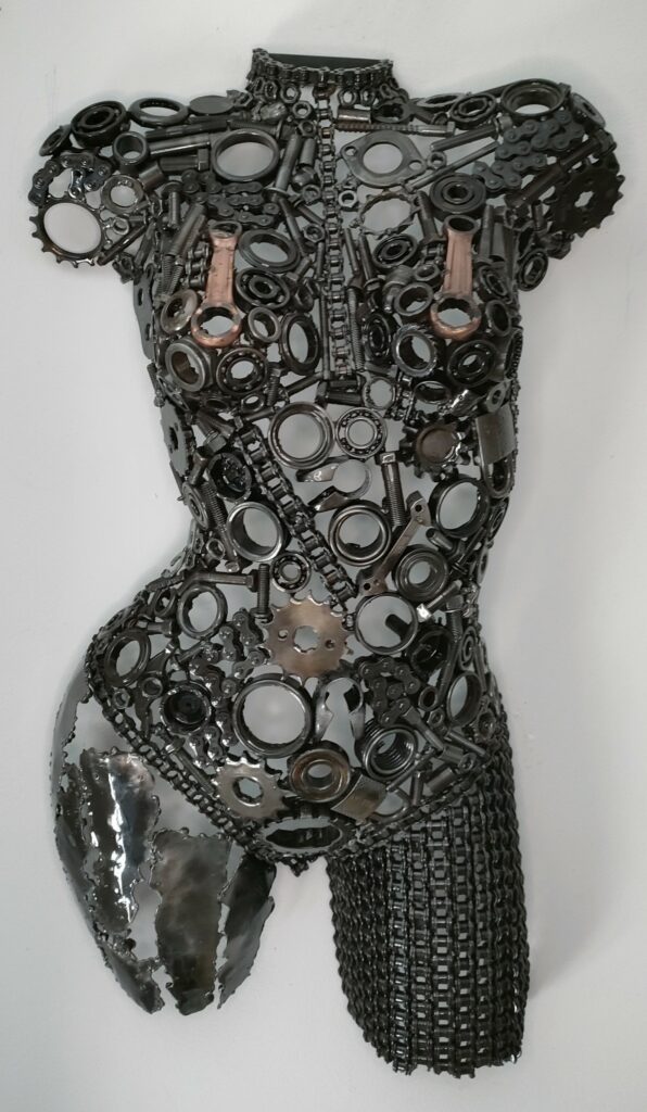 Demi-buste pièces mécaniques Emma – sculpture déco en métal, vue 1, fabrication artisanale design